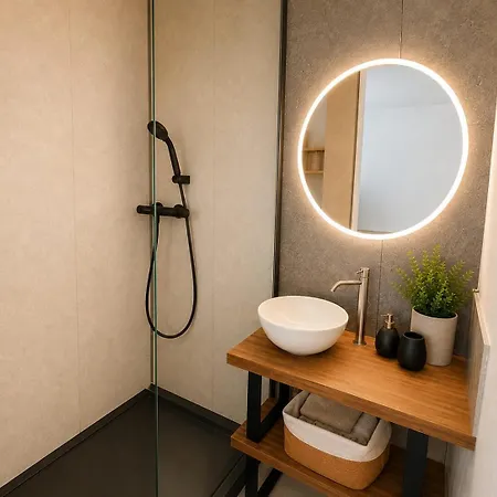 Vue Acces Prive Parking Apartment